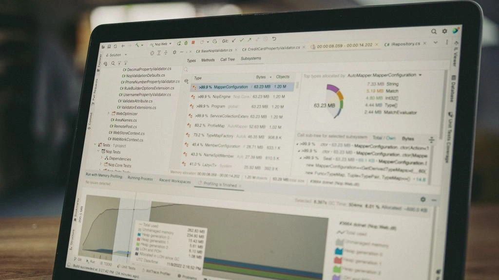 InfoKece dashboard screenshot showing a cohort revenue chart and sub-second query metric